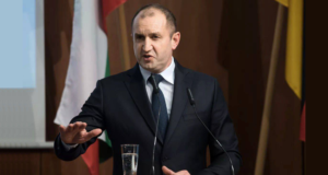 Il presidente bulgaro Rumen Radev, un uomo con gli attributi