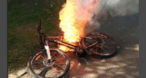 Bici elettriche sotto carica: scoppia l’incendio in garage