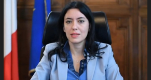 I banchi a rotelle del Covid venduti a 1 Euro, critiche per l’ex ministro Azzolina