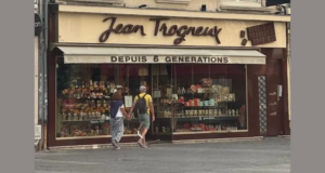 Proteste in Francia, la polizia a protezione della cioccolateria Trognieux di Brigitte Macron ad Amiens, è polemica